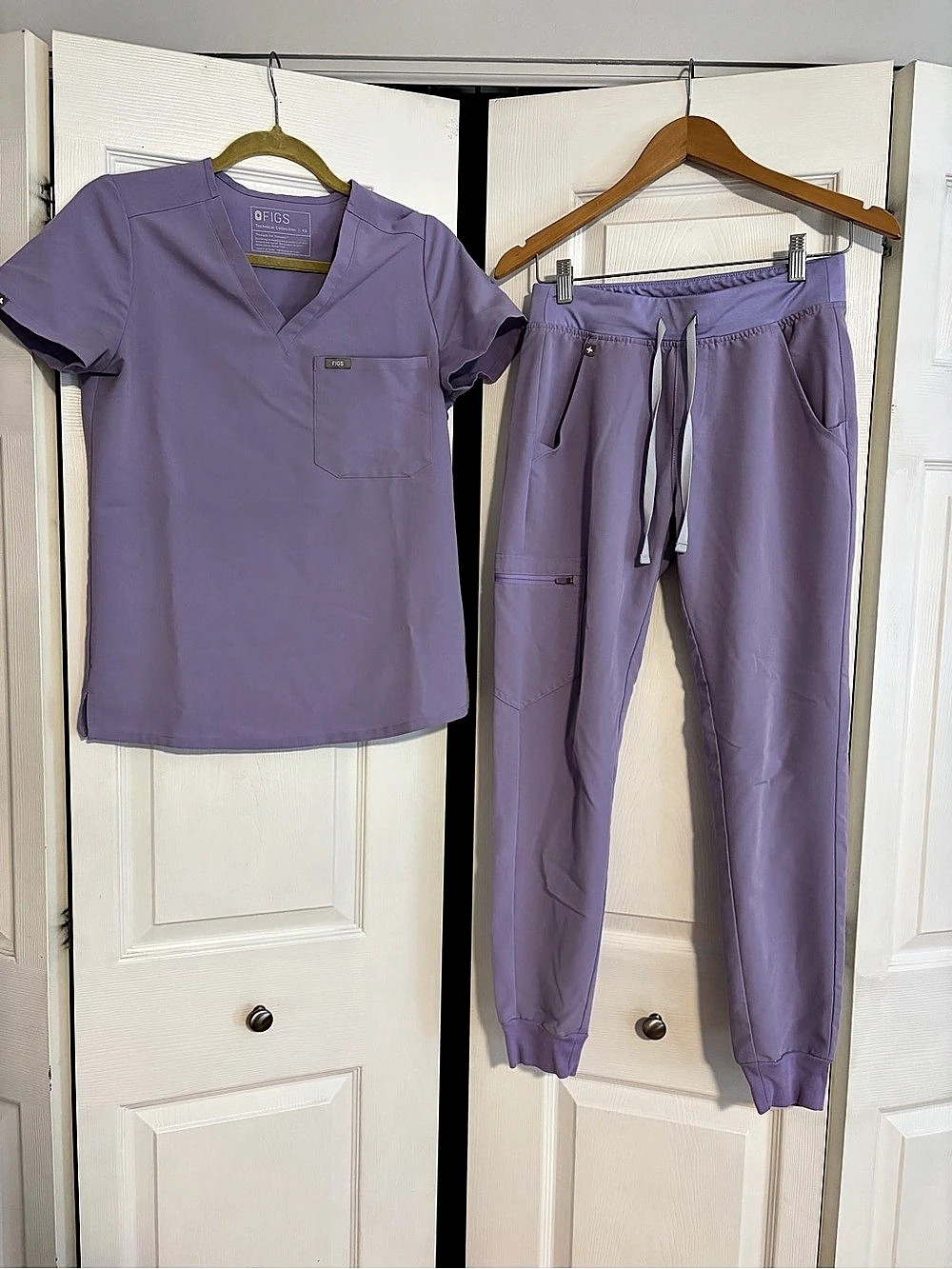 FIGS Lavender Dew XS Catarina top and XS Zamora jogger Scrub Set
